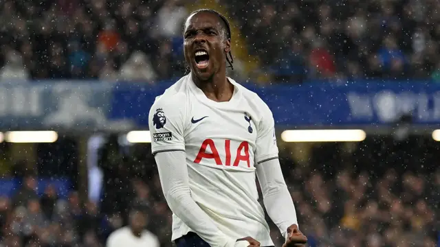Spurs earn deserved win at Chelsea after Penders error and Palmer red